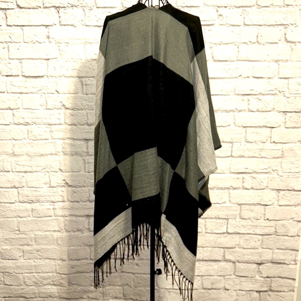 Athleta Ruana charcoal gray black color block fringe wrap - Picture 3 of 6